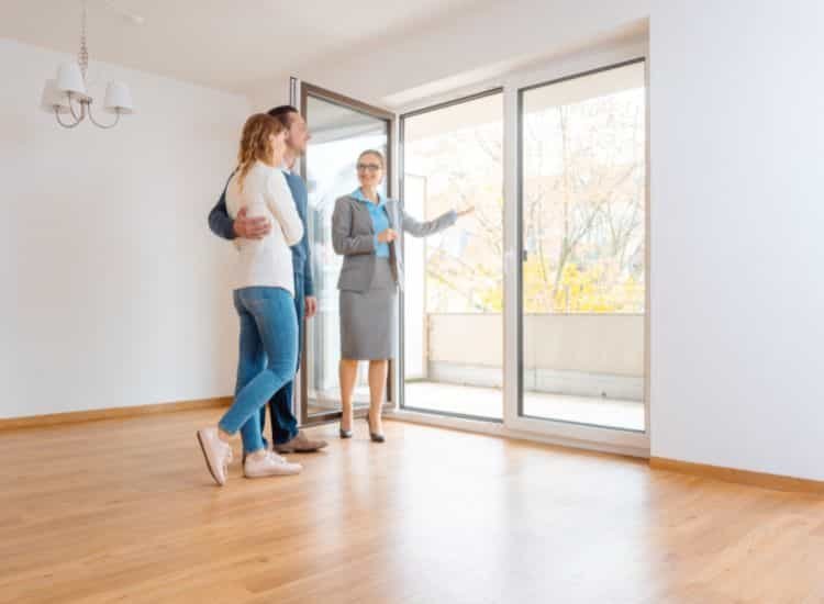 Agente inmobiliario mostrando un departamento moderno y espacioso en Coyoacán, Ciudad de México